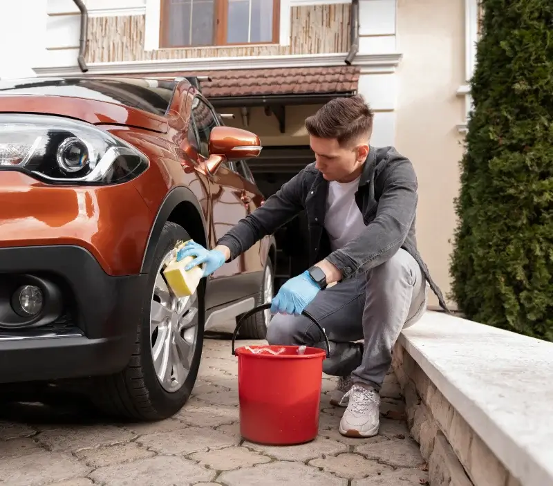 Lavage auto à domicile Contamine-sur-Arve : professionnel intervenant sur un véhicule
